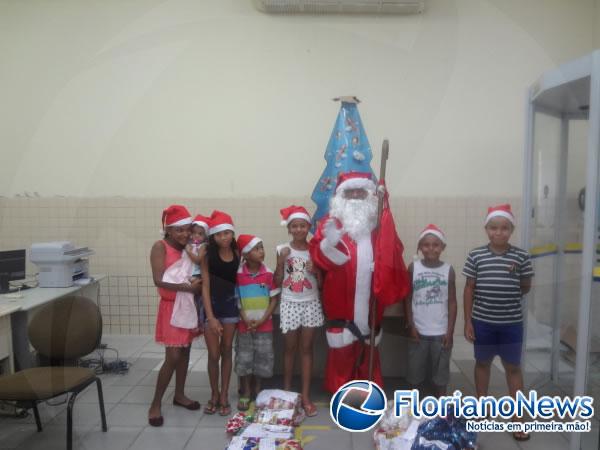 Papai Noel dos Correios realiza entrega de presentes em Floriano.(Imagem:FlorianoNews)