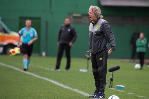 O inquieto: Jorge Jesus esbraveja na Arena Condá: estilo de 