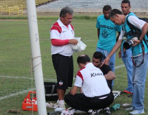 Dalton sai de campo com luxação no pé direito.(Imagem:Ramiro Pena/Globoesporte.com)