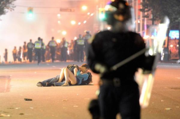 Um barman e uma engenheira, o casal que ficou famoso pelo beijo em meio a protestos.(Imagem:Divulgação)