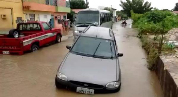 Alagamento na Rua Gabriel Ferreira volta a causar transtornos à população.(Imagem:Reprodução)