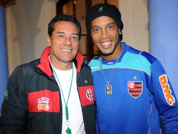 Luxa e Ronaldinho Gaúcho sorriem juntos na foto divulgada pelo Fla.(Imagem:Alexandre Vidal / Fla Imagem)