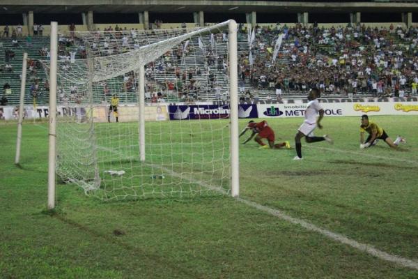 Chute de Carlinhos passa raspando a trave do goleiro Alberto do Guarani de Juazeiro.(Imagem: Abdias Bideh)