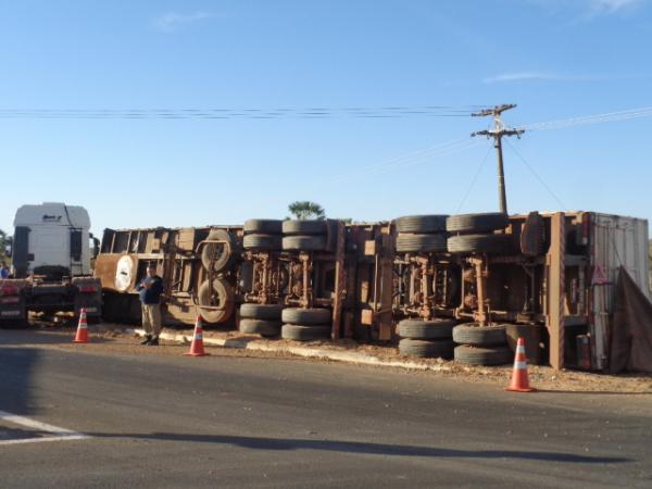 Carreta tomba e espalha carga de milho nas margens da BR-230. (Imagem:FlorianoNews)