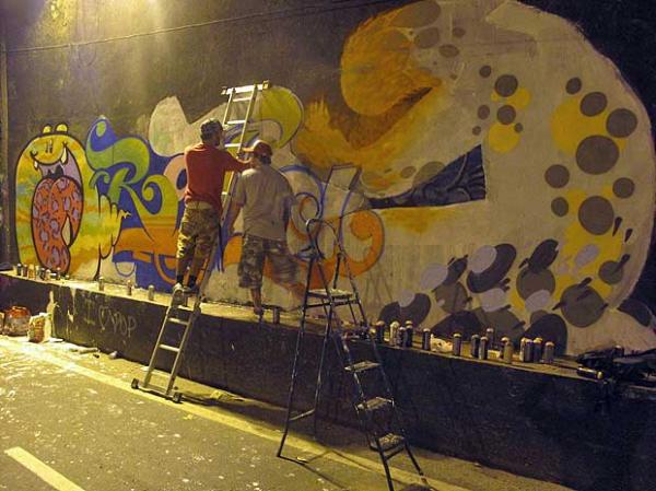 Amigos do músico 'grafitam' parede em homenagem a Rafael Mascarenhas. (Imagem: Rodrigo Vianna / G1)