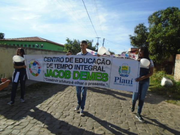 CETI Jacob Demes realiza caminhada pedindo paz em Floriano.(Imagem:FlorianoNews)