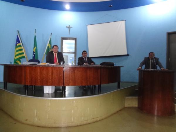 Sessão na Câmara debate merenda e transporte escolar.(Imagem:FlorianoNews)