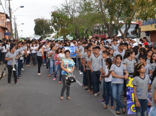 Moradores promoveram caminhada pela paz no Grande Dirceu.(Imagem:Ascom/Seduc)