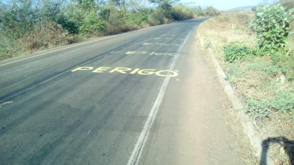 Morador pintou avisos na PI-141 entre Canto do Buriti e Eliseu Martins, no Sul do Piauí.(Imagem:Arquivo pessoal/Wilson Ferreira)