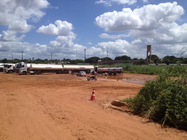 O álcool anidro vazou de uma carreta que estava estacionada no terminal em Teresina.(Imagem:Gilcilene Araújo/G1)