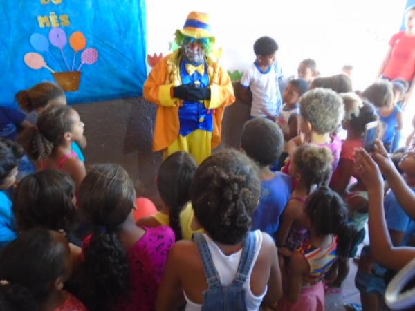 Na véspera do Dia das Crianças, Palhaço Carrapeta distribui bombons na zona rural de Floriano.(Imagem:FlorianoNews)