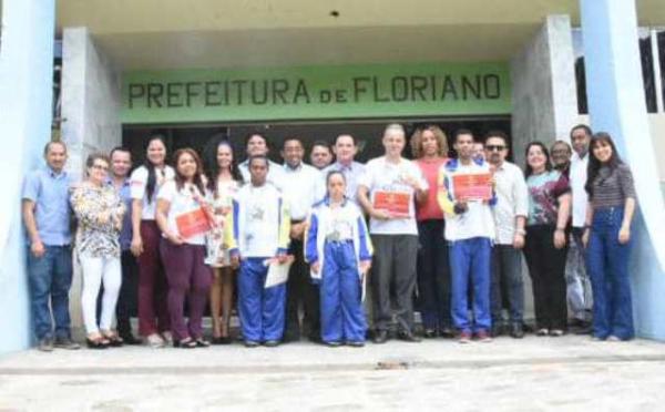 Líder do Executivo entrega certificado a atletas destaque nas Olimpíadas Especiais das APAEs.(Imagem:SECOM)