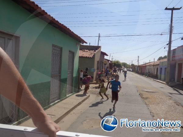 Distribuição de bombons marca o Dia das Crianças em Floriano.(Imagem:FlorianoNews)