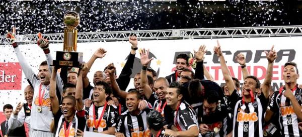 Capitão na decisão, Léo Silva levanta a taça de campeão da Recopa(Imagem:AP.)