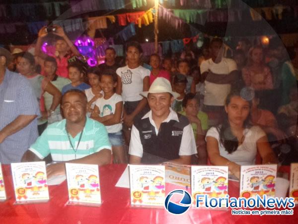 Quadrilhas juninas se apresentaram na 3ª noite de Arrastapé do bairro Tiberão.(Imagem:FlorianoNews)