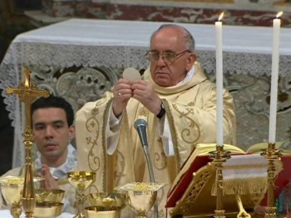 O Papa Francisco abençoa a hóstia em sua primeira missa como Sumo Pontífice. (Imagem:CTV / AP  )