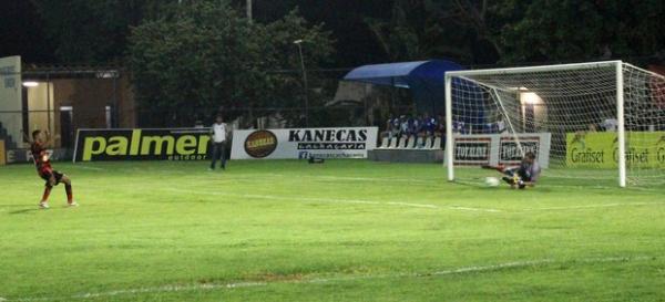 Douglas defende pênalti cobrado por Lúcio Bala aos 25 minutos do primeiro tempo.(Imagem:Wenner Tito)