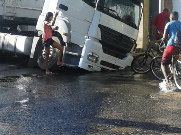 Caminhão ficou preso após asfalto ceder no bairro Saci.(Imagem:Ronaldo Veras)