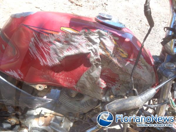 Moto destruída.(Imagem:Tanque da moto amassado.)