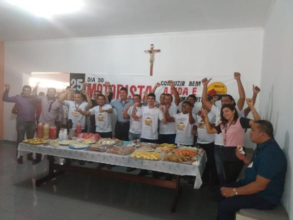 Dia do motorista é celebrado com homenagens e café da manhã no Armazém Paraíba.(Imagem:FlorianoNews)