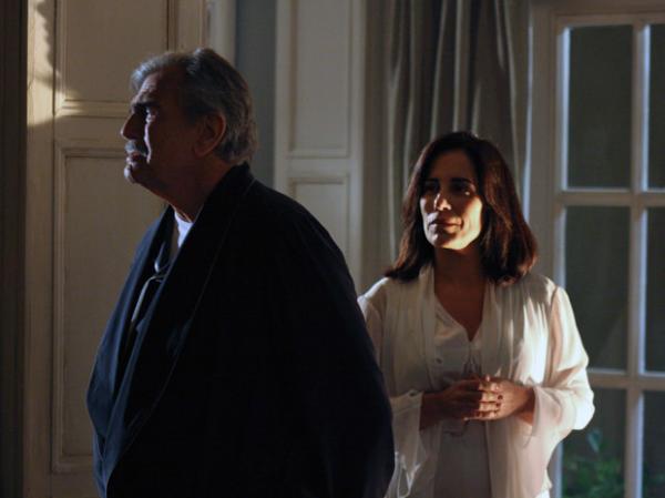 Norma ouve a ópera que a falecida esposa de Teodoro gostava.(Imagem:Inácio Moraes / TV Globo)