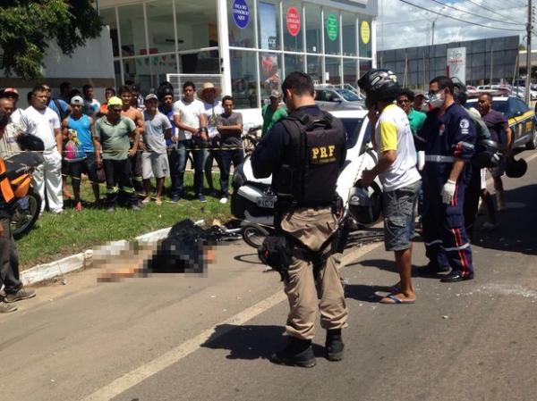 Motociclista morre após colidir na lateral de veículo e ser arremessado a 50 metros.(Imagem:Júnior Catita/BlogDoCatita)