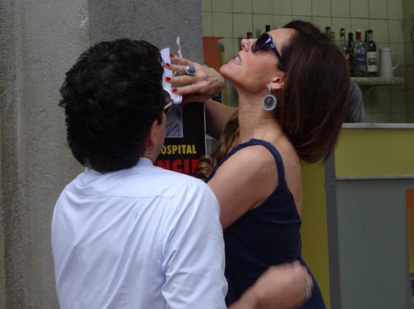 A perua arranca o cartaz com as próprias mãos.(Imagem:Fina Estampa/TV Globo)