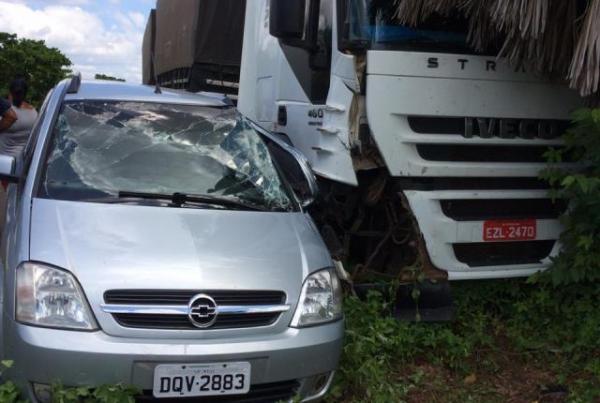 Carreta e veículo de passeio se chocam na BR-230.(Imagem:FlorianoNews)