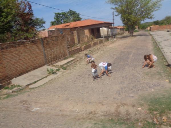 Palhaço carrapeta percorre ruas de Floriano distribuindo bombons.(Imagem:FlorianoNews)