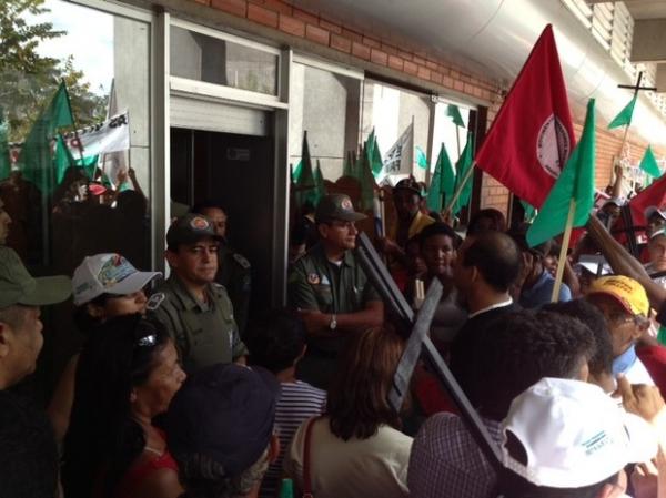 Manifestantes tentaram entrar no prédio da Assembleia Legislativa do Piauí.(Imagem:Gil Oliveira/G1)