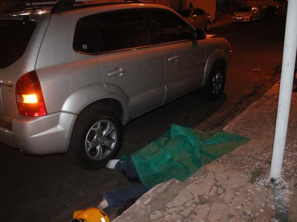 Corpo ficou caído ao lado do carro envolvido no acidente.(Imagem:Ellyo Teixeira/G1)