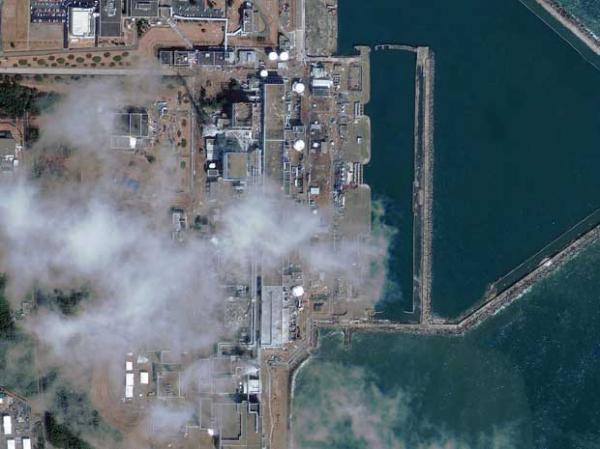 Imagem de satélite de quinta-feira (17) da GeoEye mostra a usina nuclear de Fukushima.(Imagem:GeoEye / AP Photo)