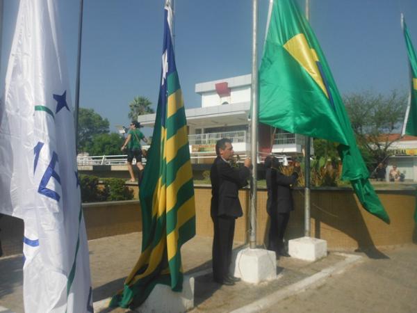 Hasteamento de bandeiras assinala abertura da Semana da Pátria em Floriano.(Imagem:FlorianoNews)
