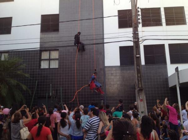 Descida de rapel de super-heróis em Teresina.(Imagem:Ellyo Teixeira/G1)