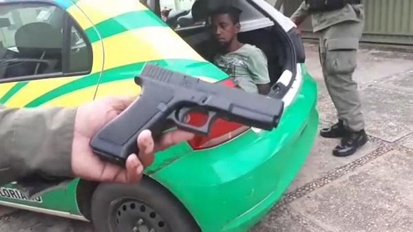 Homem apreendido com simulacro de arma de fogo é liberado na Central de Flagrantes.(Imagem:Jc24horas)