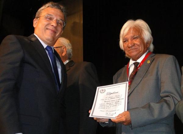 Nelson Nery Costa entregando Medalha do Centenário da APL para Herculano Moraes.(Imagem:Divulgação/Ascom)