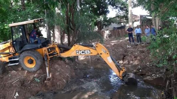 Prefeitura de Floriano realiza desobstrução de riachos.(Imagem:Secom)