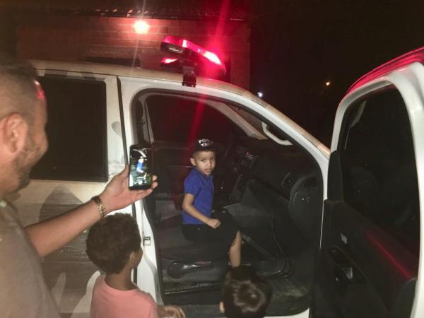 Policiais fazem surpresa para garoto apaixonado pela PM.(Imagem: Divulgação/PM)