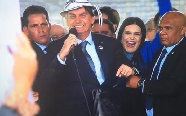 Bolsonaro veste chapéu de vaqueiro durante evento em Vitória da Conquista, na Bahia.(Imagem:Reprodução/TV Bahia)