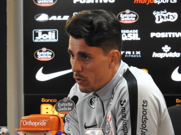 Danilo Avelar em entrevista coletiva no Corinthians.(Imagem:Marcelo Braga)