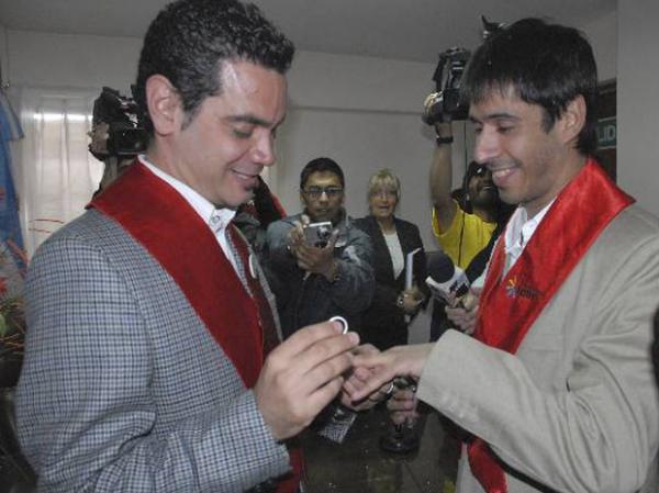 Alex Freyre (esq) e José Maria di Bello trocam alianças durante cerimônia realizada em cartório de Ushuaia em dezembro (Imagem:AP)