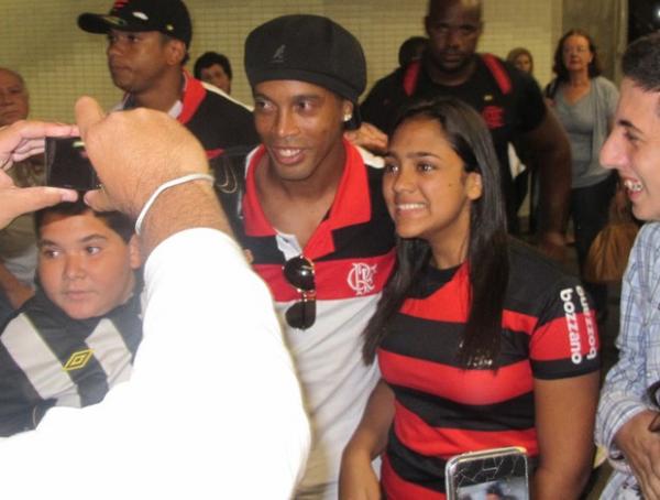 Ronaldinho Gaúcho posa para fotos com torcedores.(Imagem:Richard Souza/Globoesporte.com)