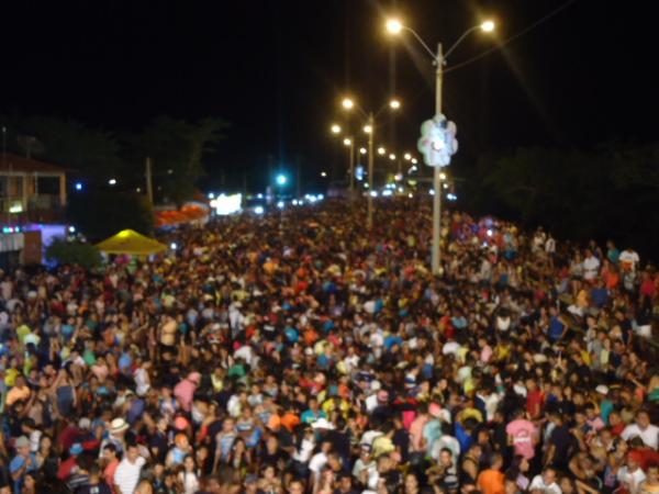 Arrastão leva milhares de pessoas à Avenida Beira-rio, em Floriano.(Imagem:FlorianoNews)