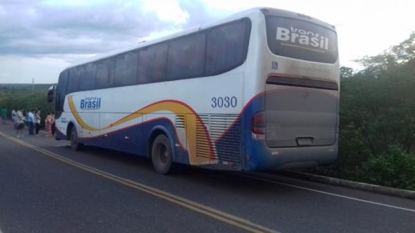 Colisão entre motocicleta e ônibus deixa mulher morta na PI 141(Imagem:Divulgação/PM)