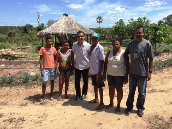 Prefeito Gilberto visita família contemplada pelo Projeto PAIS.(Imagem:Secom)