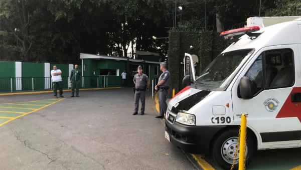 Policiais na porta da Academia de Futebol na semana passada.(Imagem:Felipe Zito)