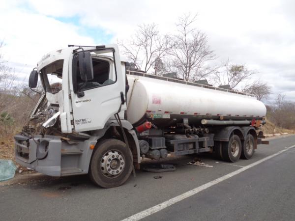 Motorista de caminhão fica ferido em colisão com traseira de carreta na BR-343.(Imagem:FlorianoNews)