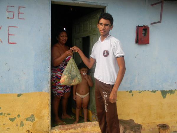 Escola Pequeno Príncipe fez entrega de cestas básicas. (Imagem:Escola Pequeno Príncipe)