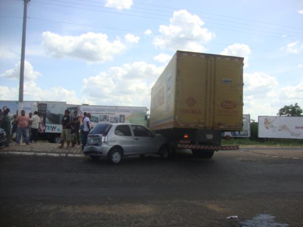 Acidente ocorrido na Av Dirceu Arcoverde.(Imagem:FlorianoNews)