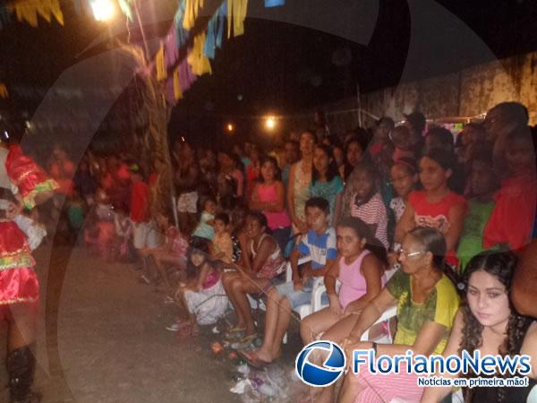 Quadrilhas juninas se apresentaram na 3ª noite de Arrastapé do bairro Tiberão.(Imagem:FlorianoNews)